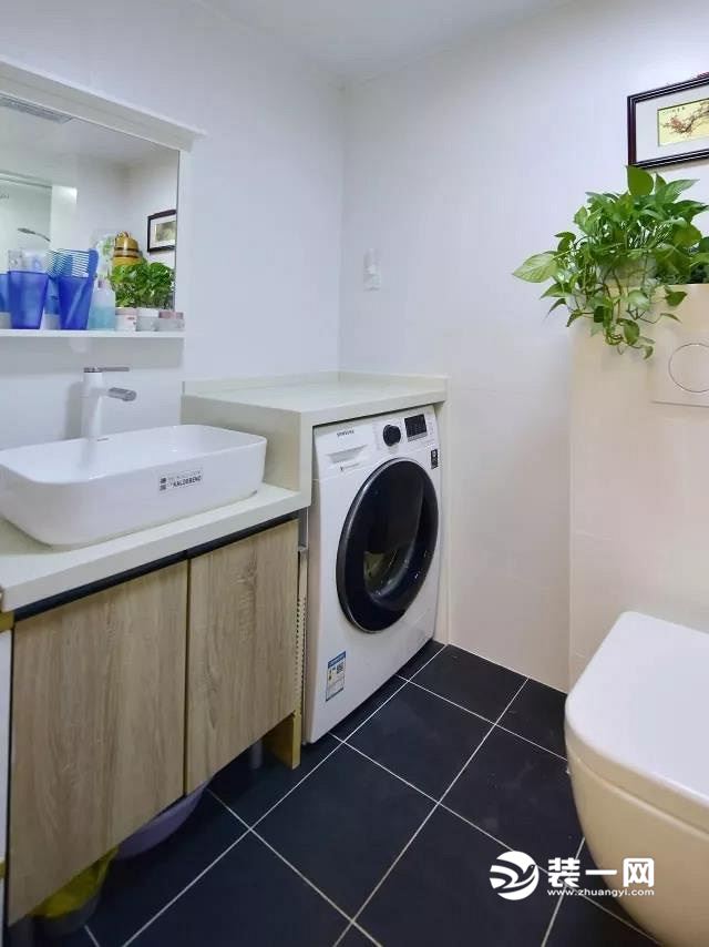 一体式大洗手台设计:靠墙空间直接嵌入洗衣机,洗手盆下面做收纳柜